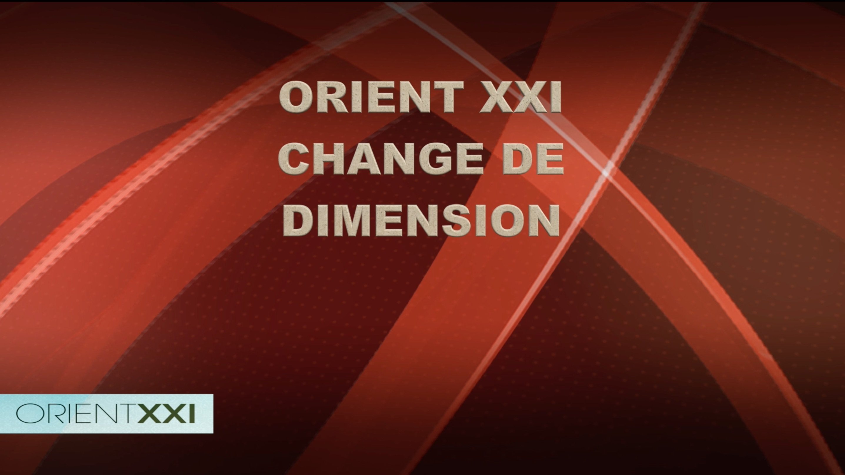 L'image présente un fond rouge avec des motifs dynamiques. Au centre, il y a un texte en grandes lettres qui indique "ORIENT XXI CHANGE DE DIMENSION". En bas à gauche, on peut voir le logo d'Orient XXI. Cette composition évoque un sens de modernité et de changement.