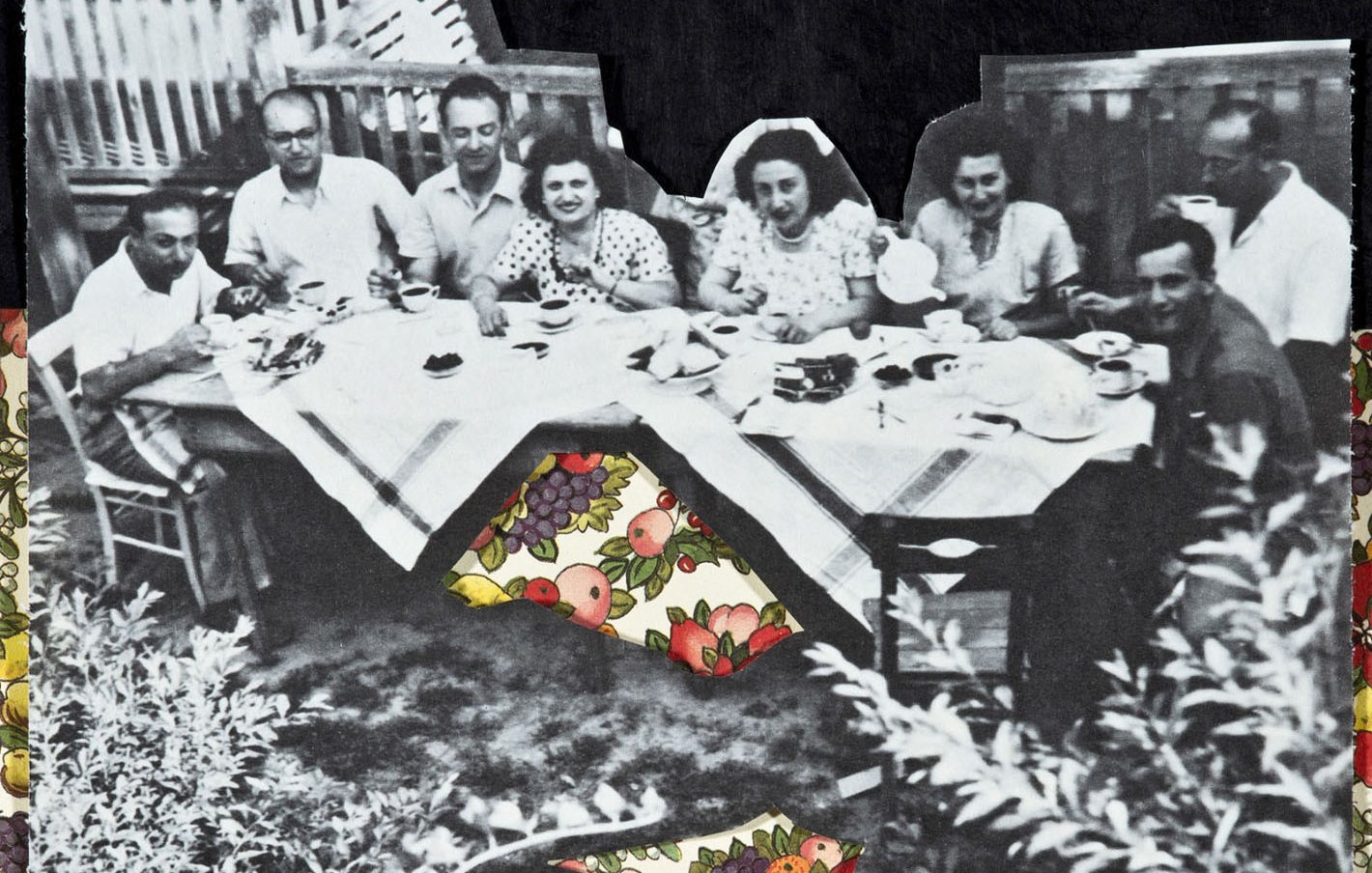 L'image semble être une composition artistique mêlant photographie et motifs floraux. En haut, on voit une photo en noir et blanc d'un groupe de personnes assises autour d'une table, probablement lors d'un repas. En bas, le fond est orné d'un motif coloré de fleurs. Cette juxtaposition crée un contraste entre l'aspect nostalgique de la photo et la vivacité des motifs floraux. L'ensemble dégage une atmosphère chaleureuse et conviviale.