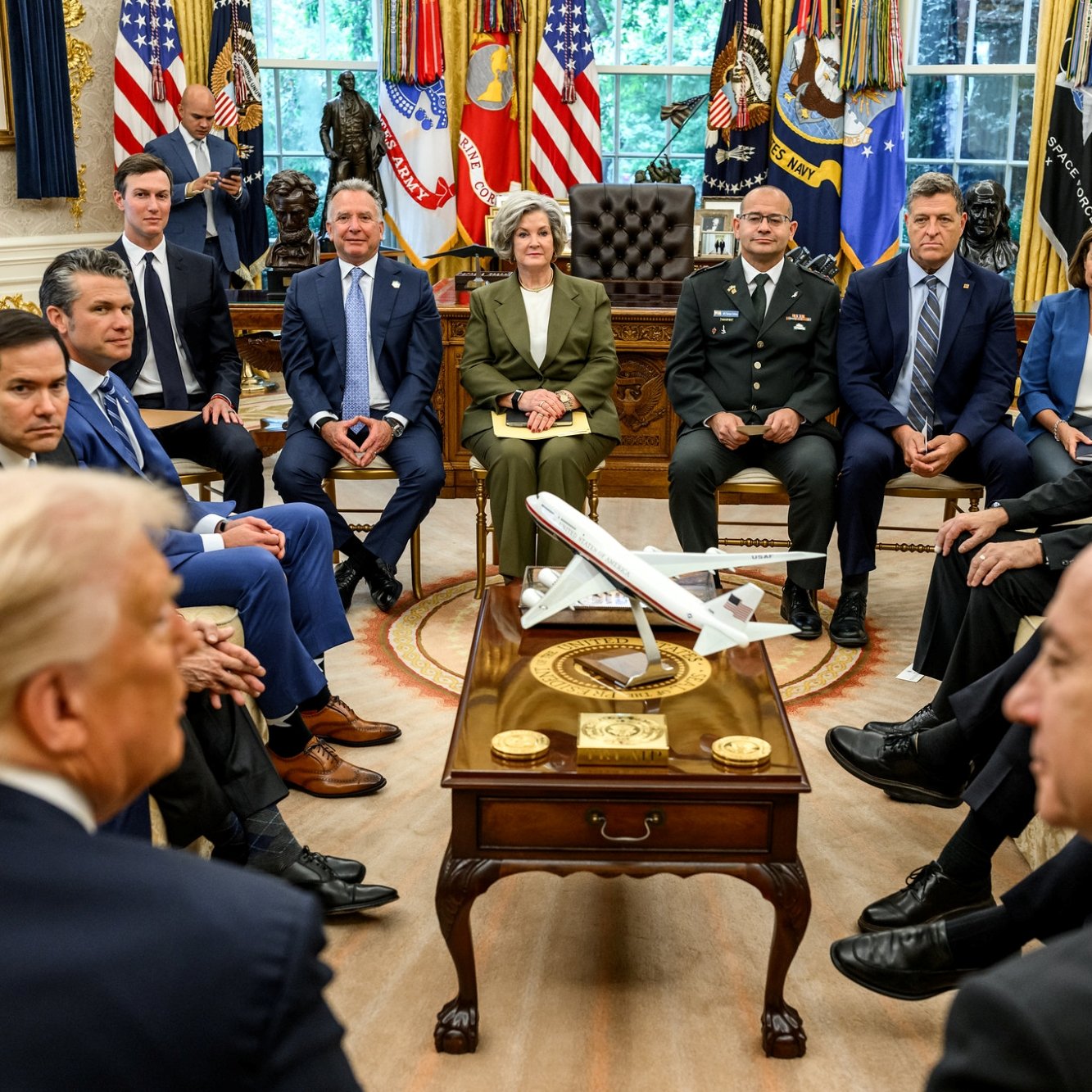 اجتماع في المكتب البيضاوي مع عدد من القادة والشخصيات السياسية حول طاولة.