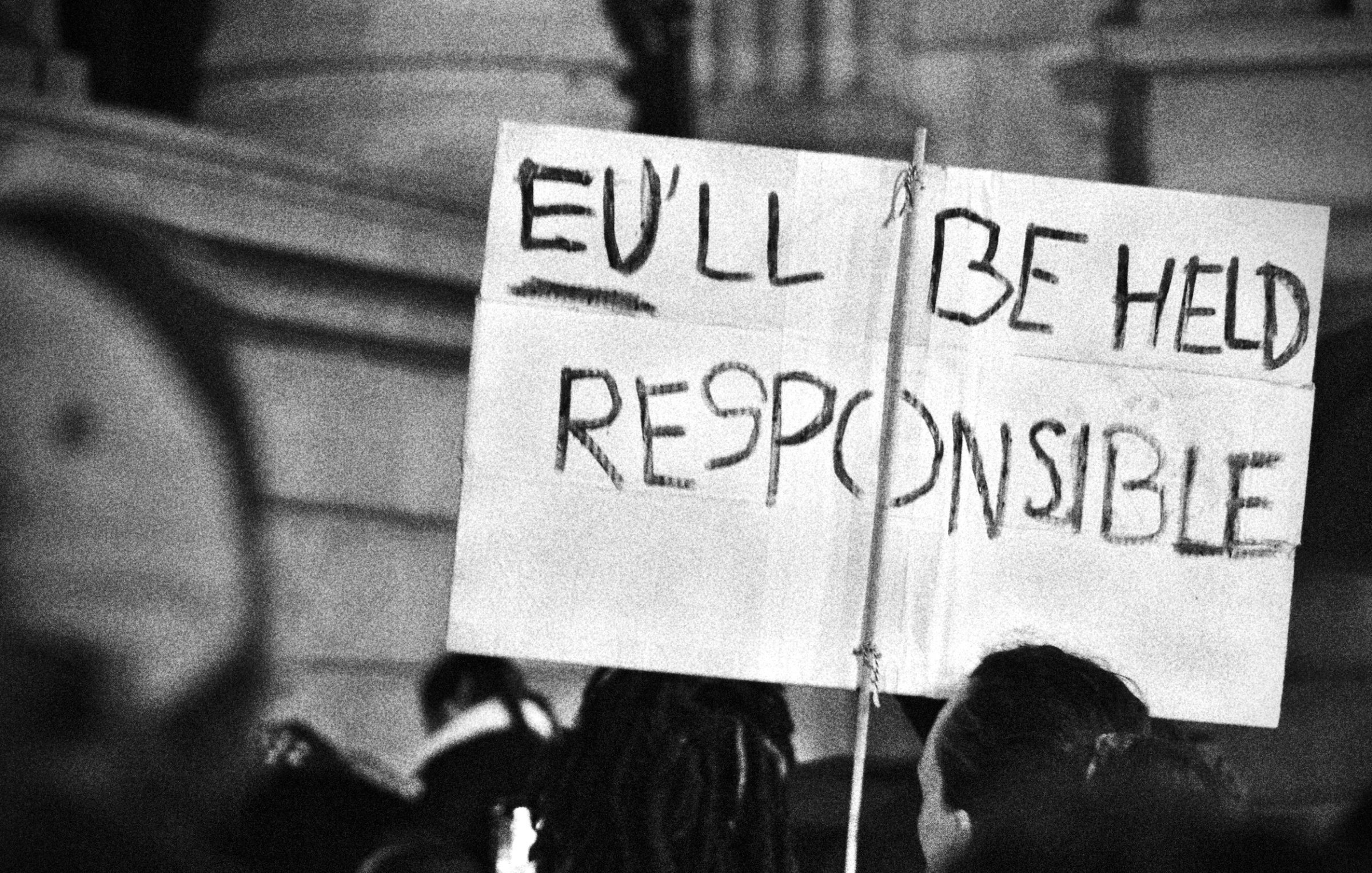 Une pancarte avec l'inscription "We'll be held responsible" à une manifestation.