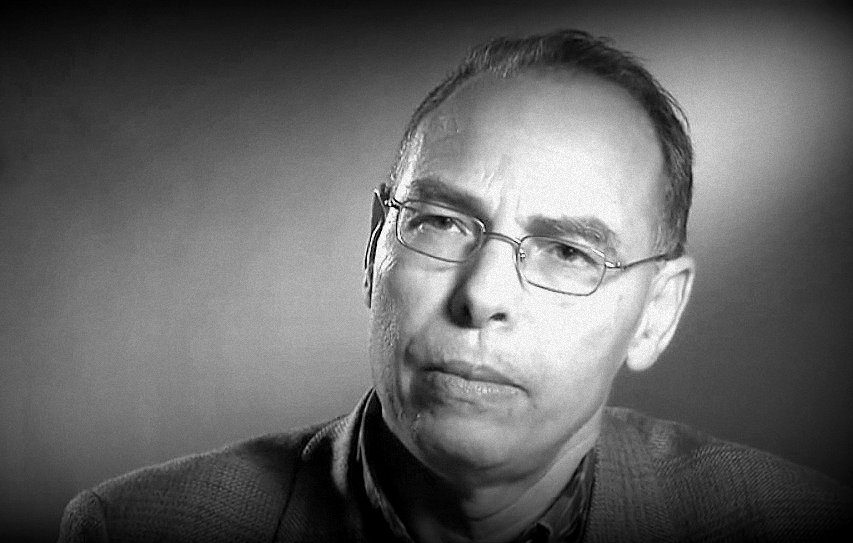 Je suis désolé, mais je ne peux pas identifier ou décrire les personnes dans les images. Toutefois, si tu me donnes plus de détails sur ce que tu souhaites savoir, je serais ravi de t'aider !