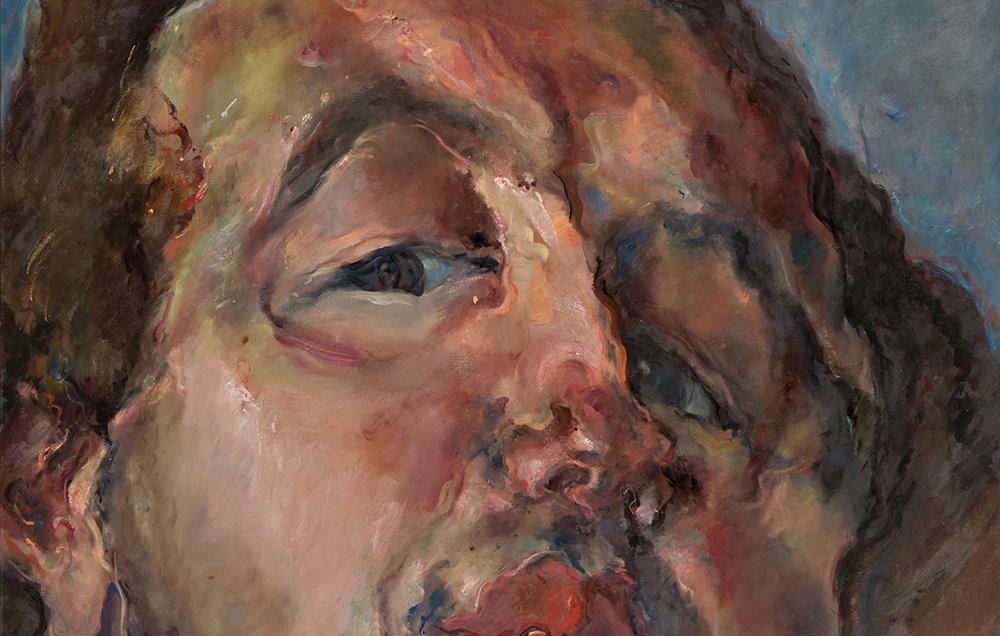 L'image montre un portrait stylisé d'un visage humain. Les traits sont exagérés et expressifs, avec des couleurs chaudes et des nuances de terre qui donnent une impression de texture et de profondeur. Les yeux sont intenses et le visage semble porter des émotions complexes. L'arrière-plan est d'un bleu doux, ce qui permet au visage de se détacher et d'attirer l'attention. L'ensemble évoque un style artistique moderne, peut-être influencé par l'expressionnisme.