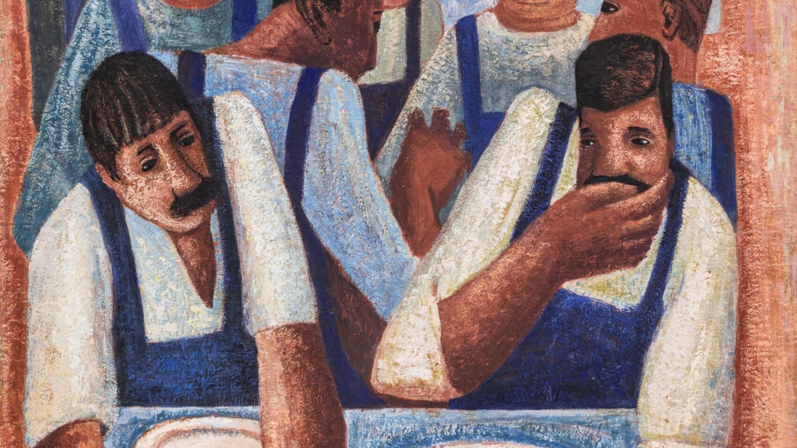 Une scène de repas collectif, des hommes autour de tables, avec des assiettes et du pain.