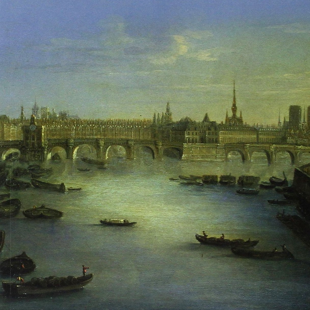 L'image représente un paysage urbain avec un large fleuve en premier plan. Plusieurs bateaux flottent sur l'eau calme. En arrière-plan, on distingue un pont majestueux qui relie les deux rives du fleuve. Les bâtiments sur chaque rive, dont certains sont ornés de clochers et de tours, évoquent une architecture historique. Le ciel est teinté de nuances de bleu et de gris, créant une atmosphère tranquille. La scène a une ambiance poétique et nostalgique, capturant un moment paisible de la vie urbaine.