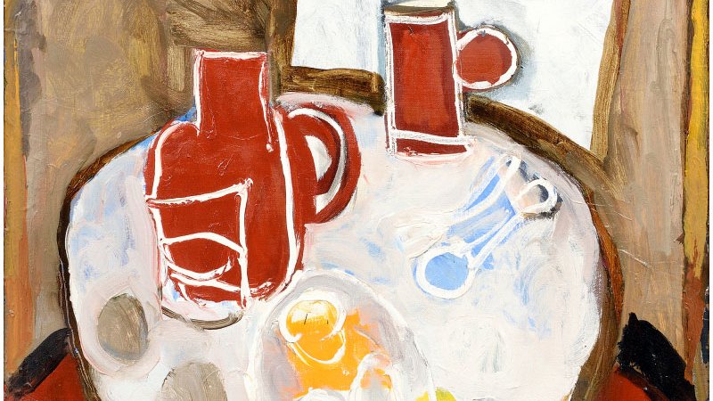 L'image représente une nature morte avec une table recouverte d'une nappe. On peut y voir un pichet rouge et une tasse, également rouge, posés sur la table. À côté, il y a une assiette contenant des œufs, probablement de couleur jaune et blanche. Le fond est peint dans des tons bruns et beige, et une lumière claire semble filtrer à travers une fenêtre, ajoutant un effet de lumière à la composition. L'ensemble dégage une atmosphère chaleureuse et dynamique, typique de certaines œuvres modernes.