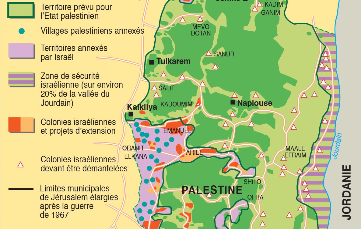 L'image représente une carte géographique de la Palestine et d'Israël. On y trouve les territoires autonomes palestiniens, notamment les zones A et B, ainsi que les villages palestiniens annexés. La carte indique également les colonies israéliennes, les villes principales comme Jérusalem, Ramallah, et Bethléem, ainsi que d'autres localités importantes. Les frontières de la ligne verte, établie en 1967, sont également marquées, délimitant les territoires contrôlés par Israël et ceux de l'Autorité palestinienne. Les couleurs et les symboles sont utilisés pour représenter différentes zones et projets liés à ces régions.