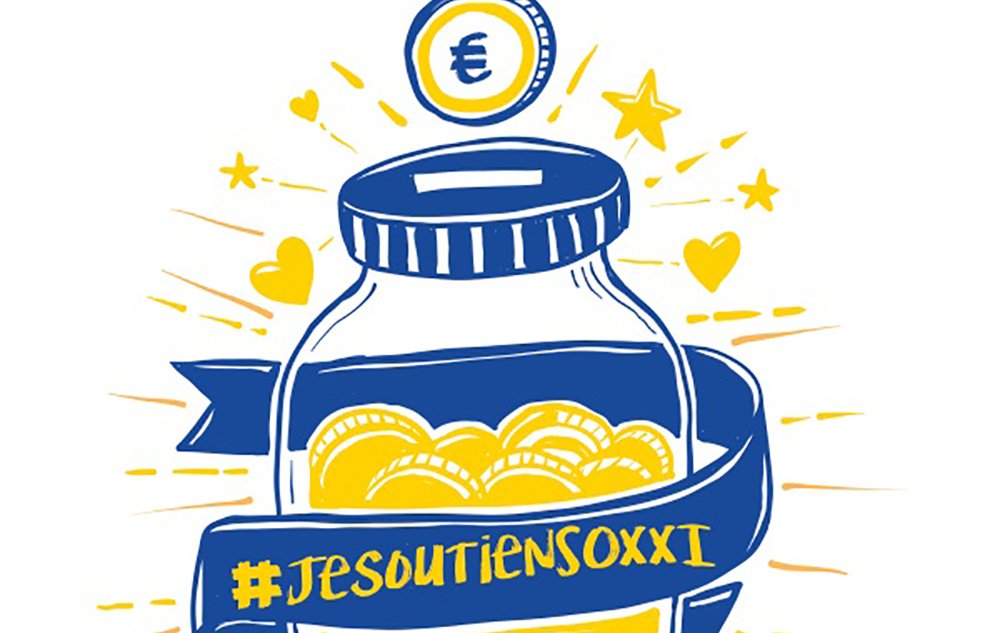 L'image montre un bocal illustré rempli de pièces de monnaie. Au-dessus du bocal, il y a une pièce de monnaie qui semble tomber. Le bocal est entouré d'un ruban bleu avec le texte "#JESOUTIENSOXXI" en lettres blanches. L'ensemble de l'illustration est décoré avec des étoiles et des cœurs, utilisant des couleurs jaune et bleu. Cela suggère un message de soutien ou de collecte de fonds.