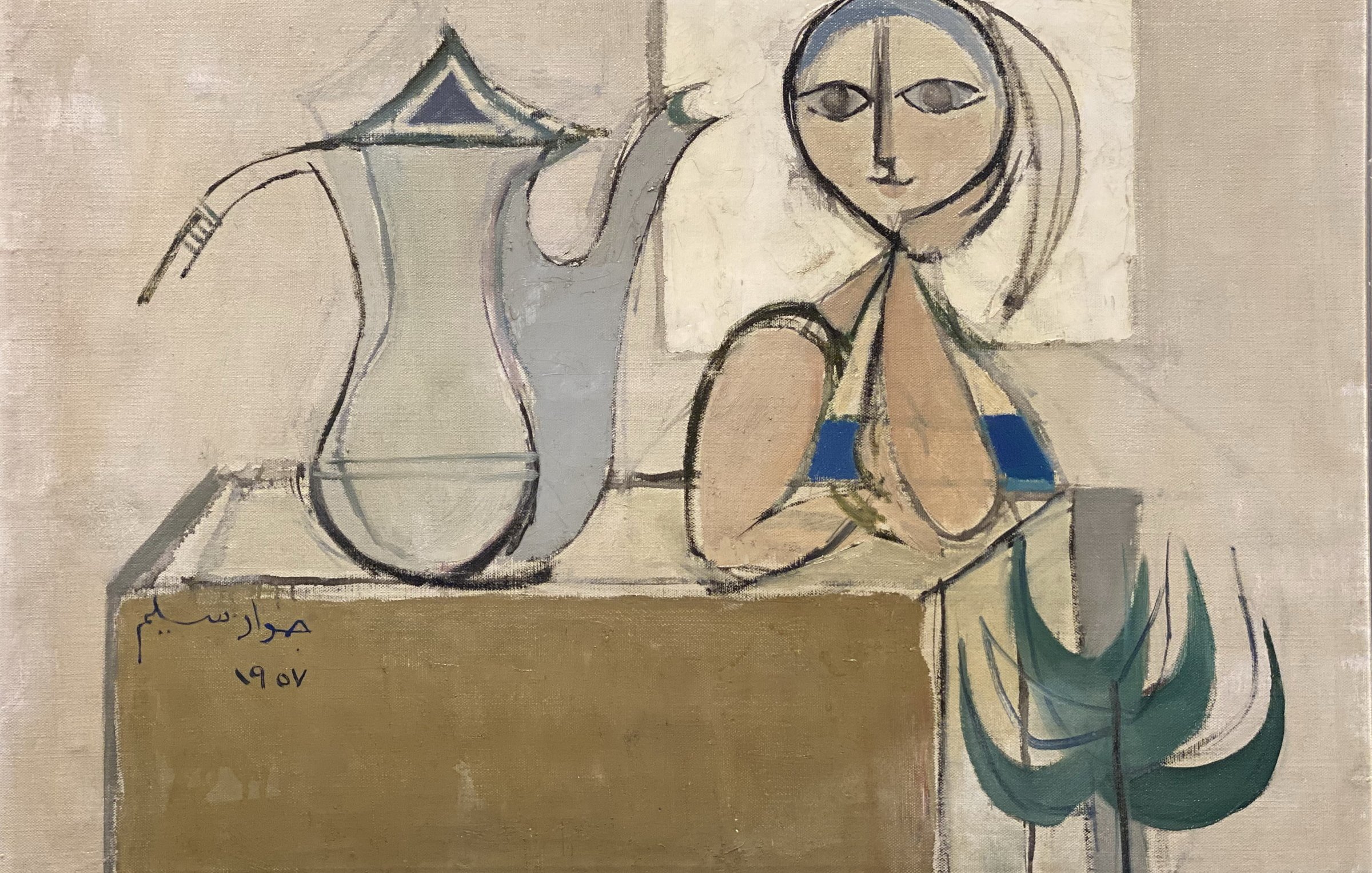 L'image représente une œuvre d'art abstraite. On y voit une figure féminine stylisée, avec des traits simplifiés et des yeux expressifs. À côté de cette figure, il y a un pichet aux contours fluides, également stylisé. La palette de couleurs est douce et très limitée, principalement composée de tons clairs, de bleus, et de beige. L'arrière-plan est minimaliste, mettant l'accent sur les formes et les lignes. La composition évoque une atmosphère tranquille et introspective.