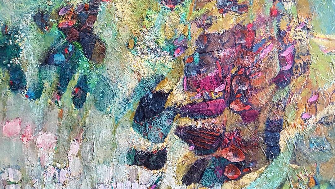 L'image présente une œuvre abstraite pleine de textures et de couleurs vibrantes. On peut y observer des teintes de vert, de rose et de bleu qui se mélangent de manière fluide. Les coups de pinceau semblent créés des couches de profondeur, et il y a un jeu de lumière qui donne un effet dynamique à la composition. Les détails et les motifs ajoutent une dimension intéressante, invitant à l'interprétation personnelle.