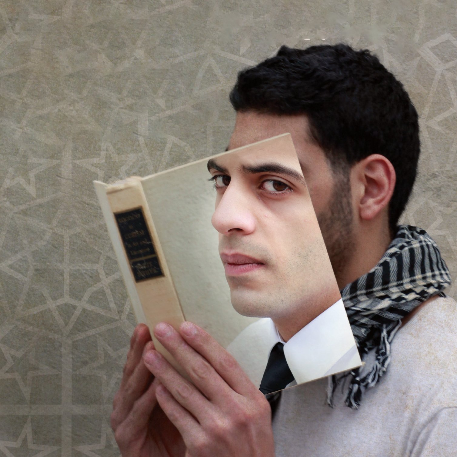 L'image présente un homme qui tient un livre devant lui, mais le livre est en quelque sorte découpé pour révéler son visage à travers la couverture. L'homme a un regard pensif et porte une écharpe à motifs. Le fond de l'image est texturé, avec un motif géométrique léger, ce qui renforce l'aspect artistique de la composition. Cela crée une impression visuelle intrigante, mêlant la lecture et l'identité.