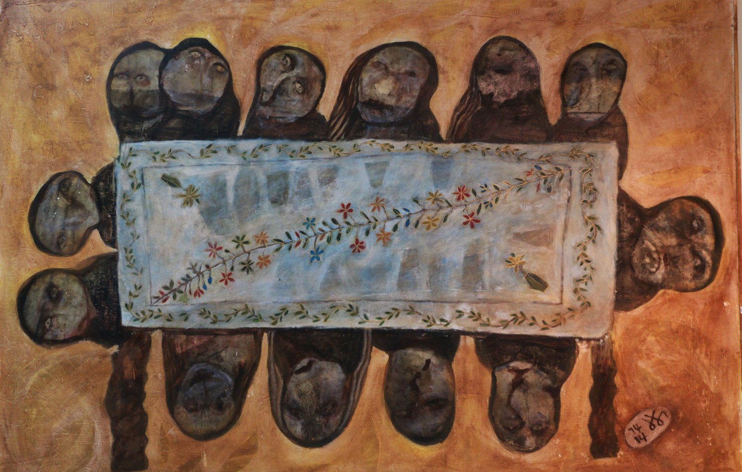 Des visages humains autour d'une table ornée de fleurs. Ambiance sombre et mystérieuse.