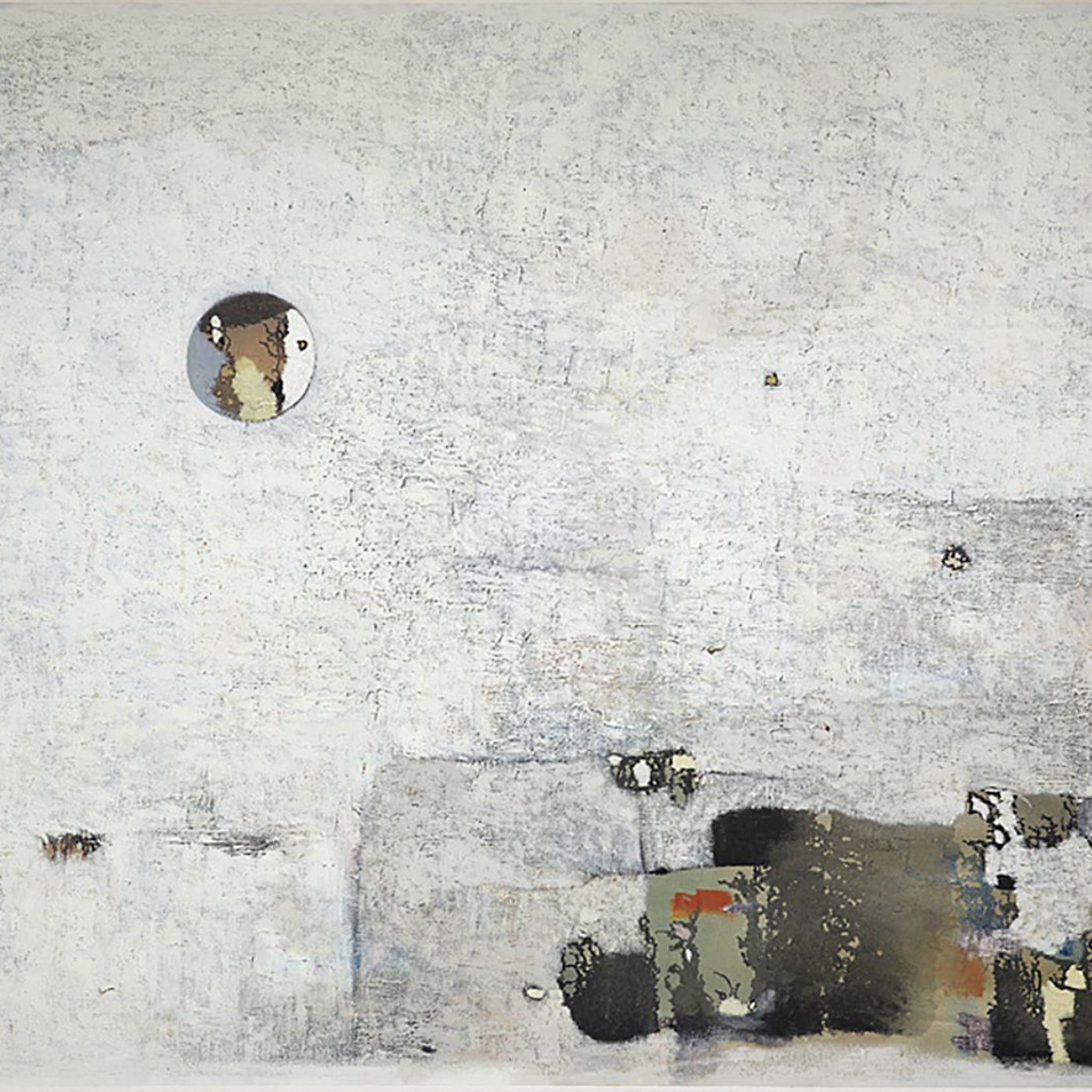 L'image présente une toile aux teintes majoritairement blanches, avec un cercle noir au centre révélant une figure stylisée. En bas, des blocs de couleurs terreuses et sombres contrastent avec le fond clair, créant une atmosphère calme et minimaliste.