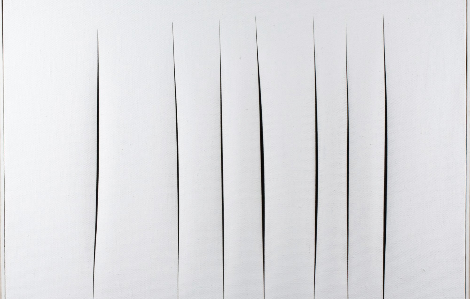 Sept fentes noires verticales sur un fond blanc lisse.