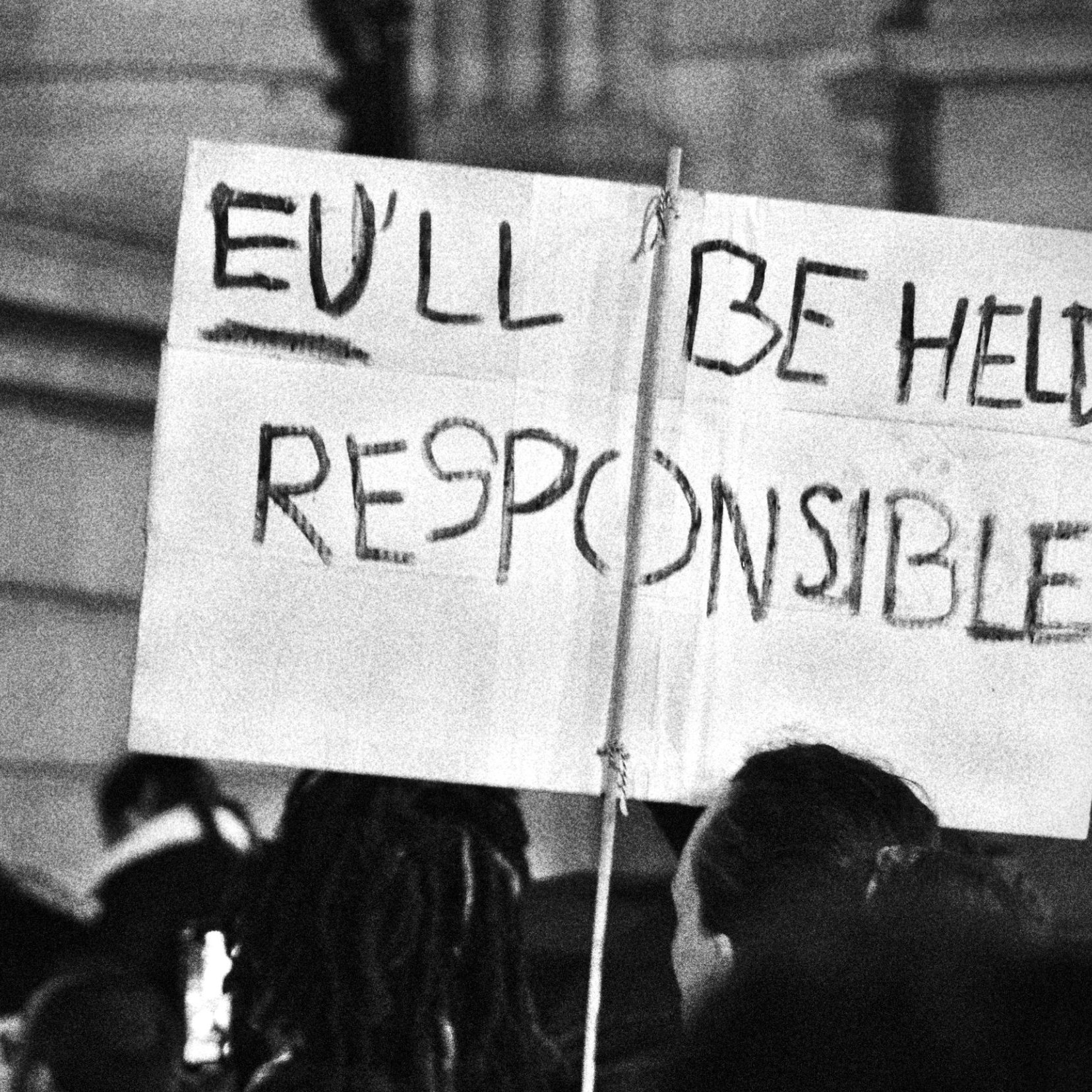 Une pancarte avec l'inscription "We'll be held responsible" à une manifestation.
