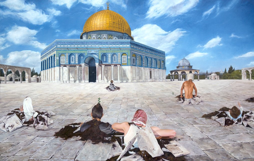 L'image représente un paysage surréaliste avec la célèbre mosquée avec un dôme doré, probablement le Dôme du Rocher à Jérusalem. Au premier plan, plusieurs figures sont visible, émergeant de ce qui semble être de la terre ou des débris. Les personnages, dont certains portent des vêtements traditionnels, semblent se diriger vers la mosquée. Le ciel est clair et bleu, ajoutant un contraste à la scène sombre et symbolique. L'œuvre évoque des thèmes de résilience et de connexion à un lieu sacré.