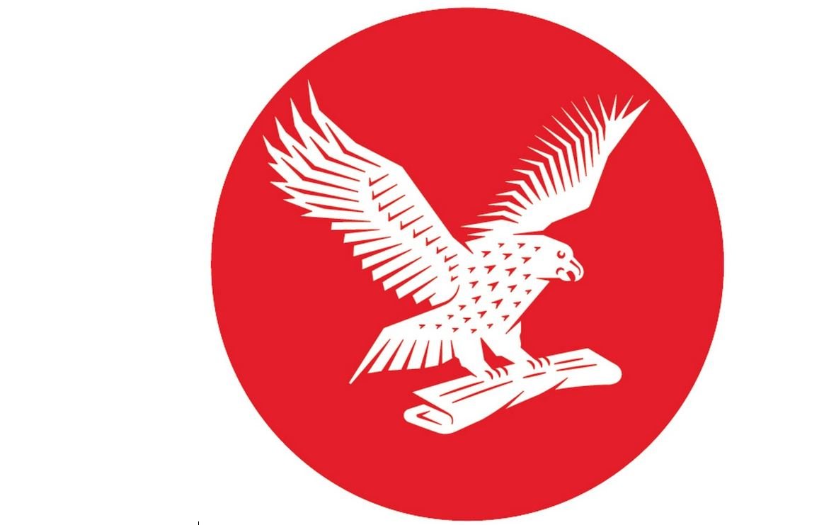 L'image représente un aigle stylisé en blanc, figurant sur un fond rouge circulaire. L'aigle est posé sur un rouleau ou un document, avec ses ailes déployées, créant une impression de dynamisme et de force. Le contraste entre le rouge vif et le blanc ajoute à l'impact visuel de l'image.