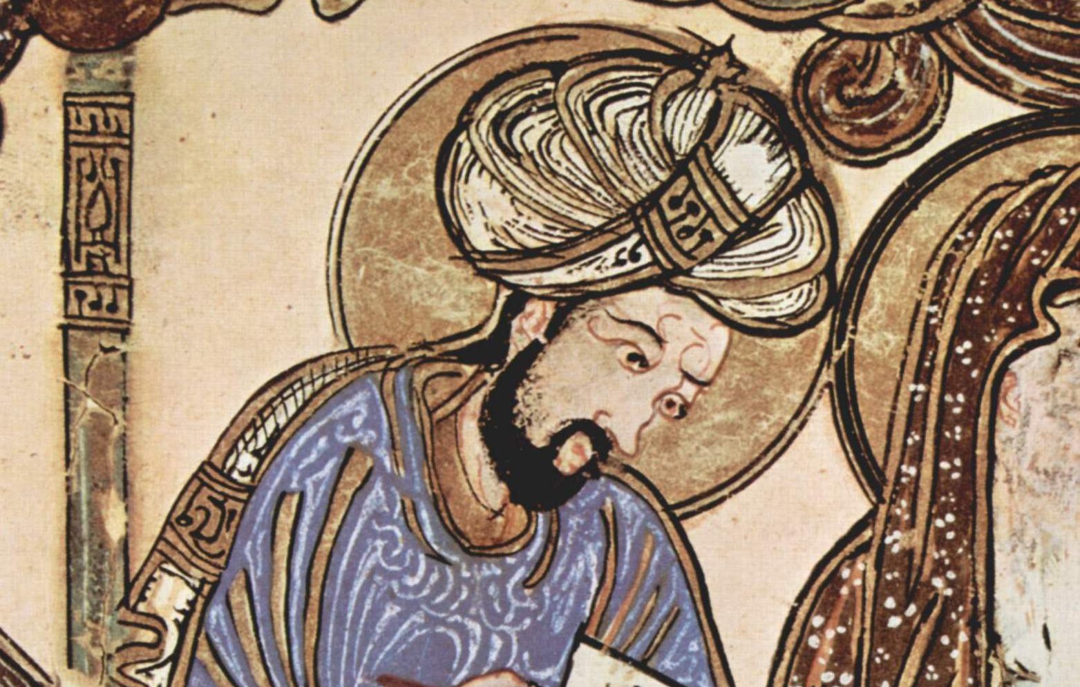 L'image représente un personnage en train d'écrire. Il est vêtu d'une robe ornée, avec un turban sur la tête. Son expression est concentrée, indiquant qu'il est absorbé par son travail. Le fond présente des motifs décoratifs, et on note une atmosphère historique, probablement inspirée par l'art médiéval. L'ensemble de l'œuvre suggère une scène d'étude ou de transmission de savoir.