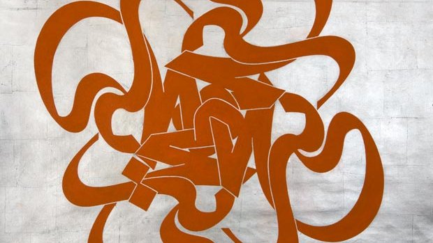 Cette image présente une œuvre de calligraphie abstraite, où des formes fluides et ondulées s'entrelacent pour créer un motif dynamique. Les traits sont d'un orange vif sur un fond argenté, ce qui donne un contraste saisissant. L'ensemble évoque un sentiment de mouvement et d'harmonie, tout en intégrant des éléments de typographie. La composition semble à la fois moderne et traditionnelle, capturant l'essence de l'art calligraphique.