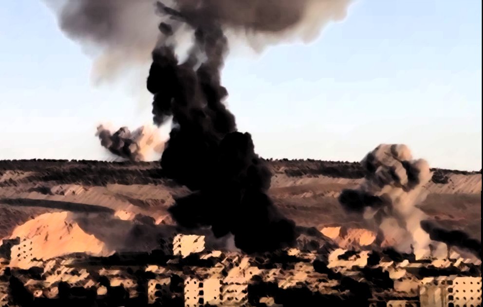 در این تصویر، دود سیاه و غلیظی از یک انفجار بزرگ در پسزمینه بلند میشود. در جلوی تصویر، ساختمانهای آسیب دیده و ویران دیده میشوند که نشاندهنده آثار جنگ و تخریب هستند. در آسمان، عناصر متنوعی از انفجارها و آثار ناشی از آن به چشم میخورد، که حس خشونت و بحران را منتقل میکند. مناظر کوهستانی در دوردست نیز قابل مشاهده است.