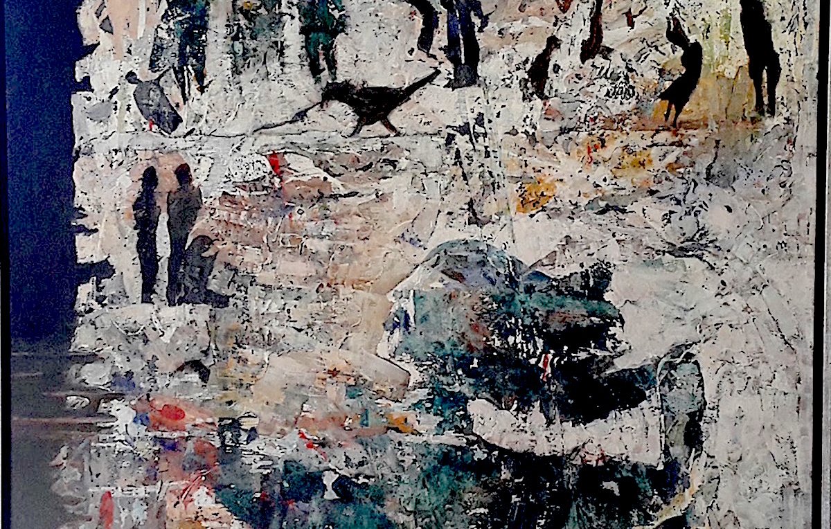 L'image représente une œuvre d'art abstraite riche en textures et en couleurs. On peut y voir des silhouettes sombres qui semblent interagir dans un paysage onirique. Les couches de peinture créent une profondeur visuelle, mélangeant des tons de bleu, de blanc et de noir, avec des touches de couleur plus vives comme le rouge. La composition générale évoque une sensation de mouvement et d'émotion, invitant à l'interprétation personnelle. Des éléments figuratifs se mêlent aux textures, créant un contraste intéressant entre le chaos et l'harmonie.