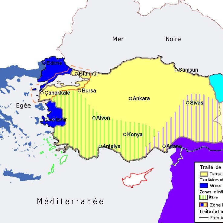 Cette image représente une carte historique de la Turquie et des régions environnantes, illustrant les conséquences du Traité de Sèvres de 1920. Elle délimite les différentes zones d'influence attribuées à divers pays, dont la France, la Grande-Bretagne, l'Arménie et un projet de Kurdistan. On y voit également les frontières de la Turquie selon le Traité de Lausanne de 1923. Les différentes couleurs sur la carte symbolisent les territoires et les zones internationales (délimitées), ainsi que les régions mentionnées dans les traités. La carte visualise ainsi les évolutions politiques du début du XXe siècle dans cette région.