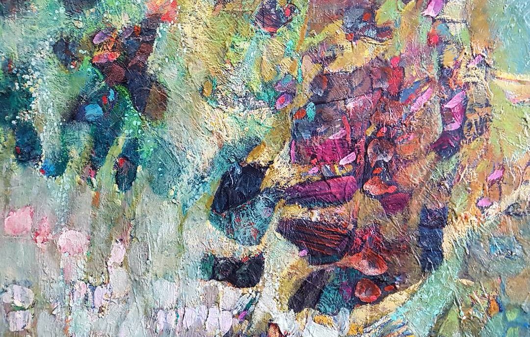 L'image présente une œuvre abstraite pleine de textures et de couleurs vibrantes. On peut y observer des teintes de vert, de rose et de bleu qui se mélangent de manière fluide. Les coups de pinceau semblent créés des couches de profondeur, et il y a un jeu de lumière qui donne un effet dynamique à la composition. Les détails et les motifs ajoutent une dimension intéressante, invitant à l'interprétation personnelle.