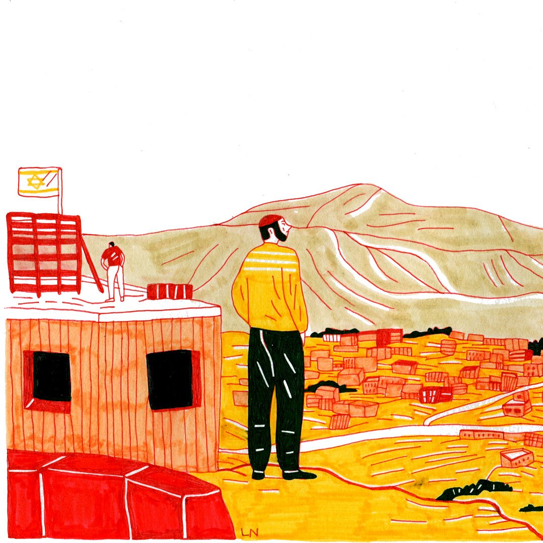 L'image représente une scène panoramique avec un homme debout sur une plateforme surélevée, regardant vers une vallée en contrebas. Il porte un pull jaune et noir, et son regard est dirigé vers un paysage composé de collines verdoyantes et d'une ville colorée. Les bâtiments sont principalement d'une teinte orangée, contrastant avec le sol doré. Les montagnes au loin sont dessinées avec des nuances de vert et de beige, ajoutant une dimension naturelle à la scène. Un petit drapeau est visible sur la plateforme, renforçant l'idée d'un lieu significatif. L'ensemble de l'illustration utilise des couleurs vives et un style graphique simple, créant une atmosphère contemplative.