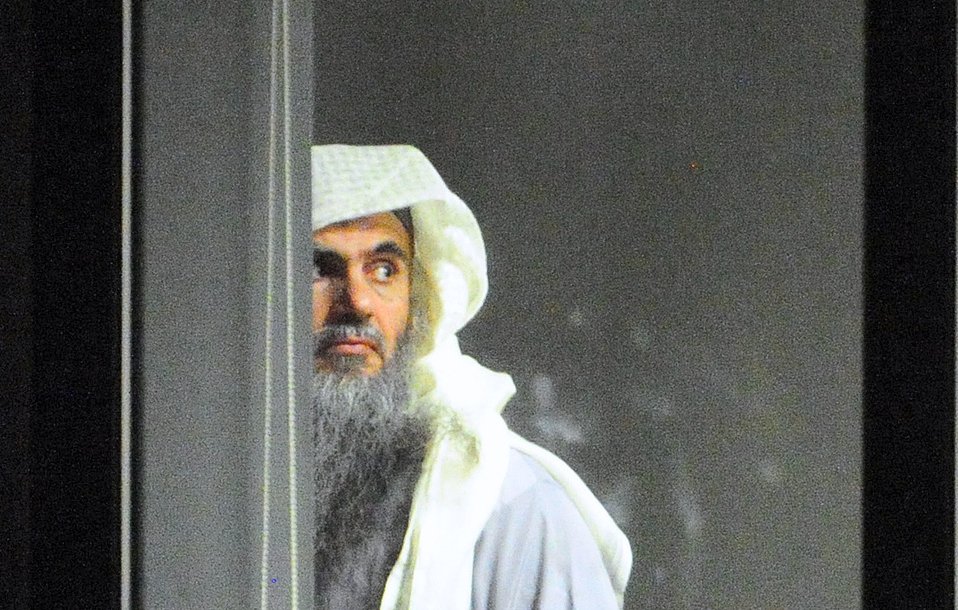 Je ne peux pas identifier ou décrire des personnes dans des images. Cependant, je peux aider avec d'autres questions ou sujets si vous le souhaitez !