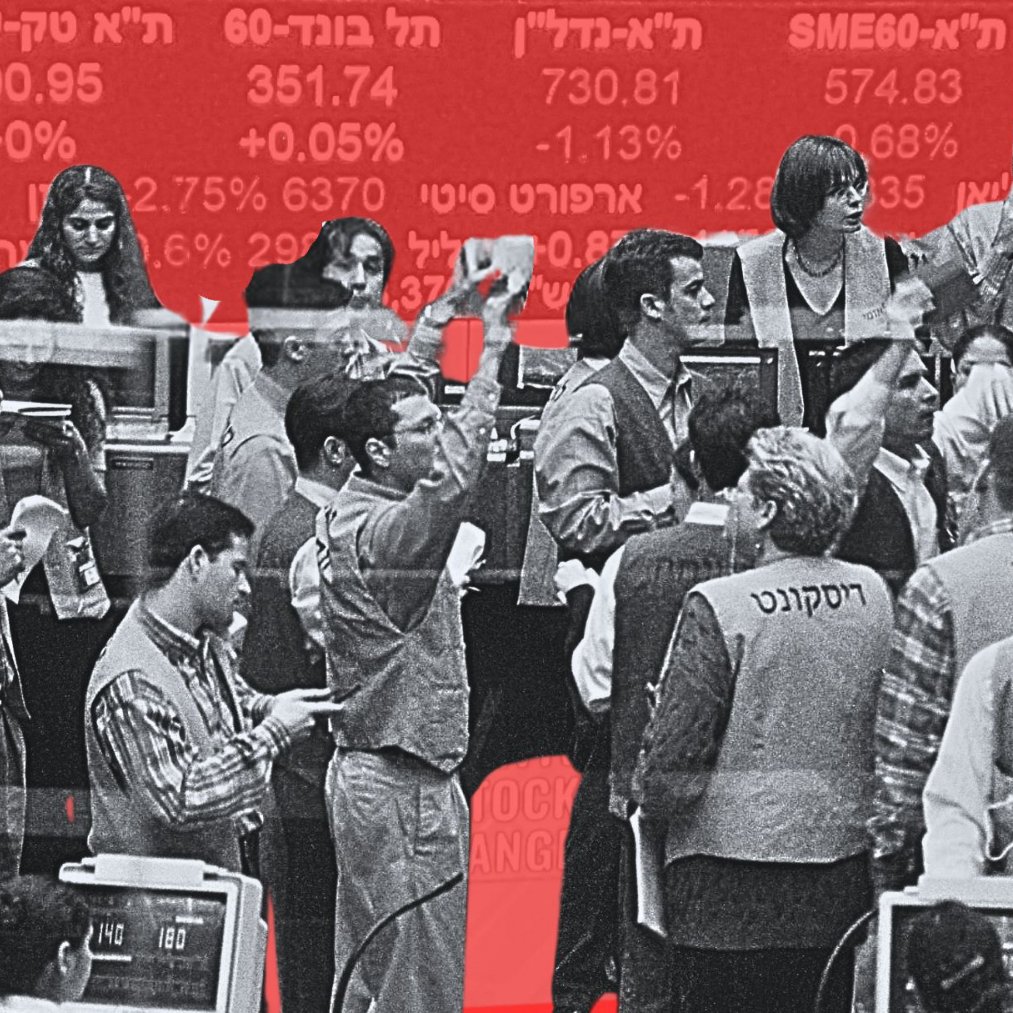 L'image présente une salle des marchés avec de nombreuses personnes en train d'échanger des informations. On peut voir des traders vêtus de vestes, certains sont en pleine discussion, tandis que d'autres semblent concentrés sur des écrans d'ordinateur. L'arrière-plan est rouge et comprend des chiffres et des graphiques, probablement liés à des indices boursiers. L'ambiance générale suggère une activité financière intense et dynamique.