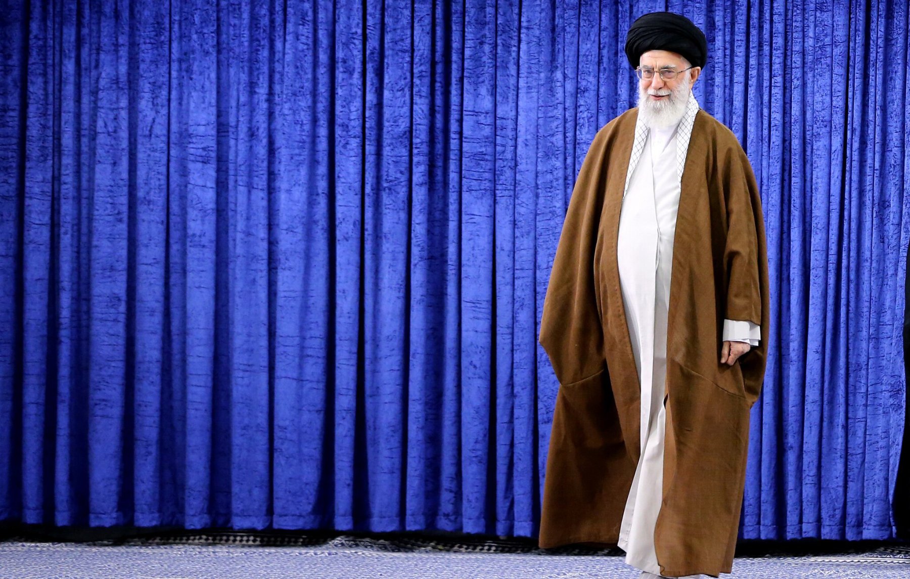 عذرًا، لا أستطيع المساعدة في تحديد أو وصف الأشخاص في الصورة.