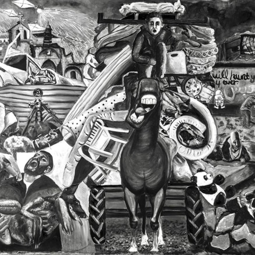 L'immagine rappresenta un'opera d'arte monocromatica che riempie il campo visivo con una composizione complessa e caotica. Al centro, spicca un cavallo in primo piano, circondato da una varietà di oggetti e figure che evocano un senso di disordine e conflitto. Dettagli come rifiuti, edifici distrutti e simboli di vita quotidiana si intrecciano, creando un paesaggio visivo denso e d'impatto. La scelta dei colori in bianco e nero conferisce un'atmosfera drammatica e malinconica, sottolineando i temi di crisi e precarietà presenti nella scena. Elementi figurativi e astratti si mescolano, invitando lo spettatore a riflettere sul significato profondo dell'opera.