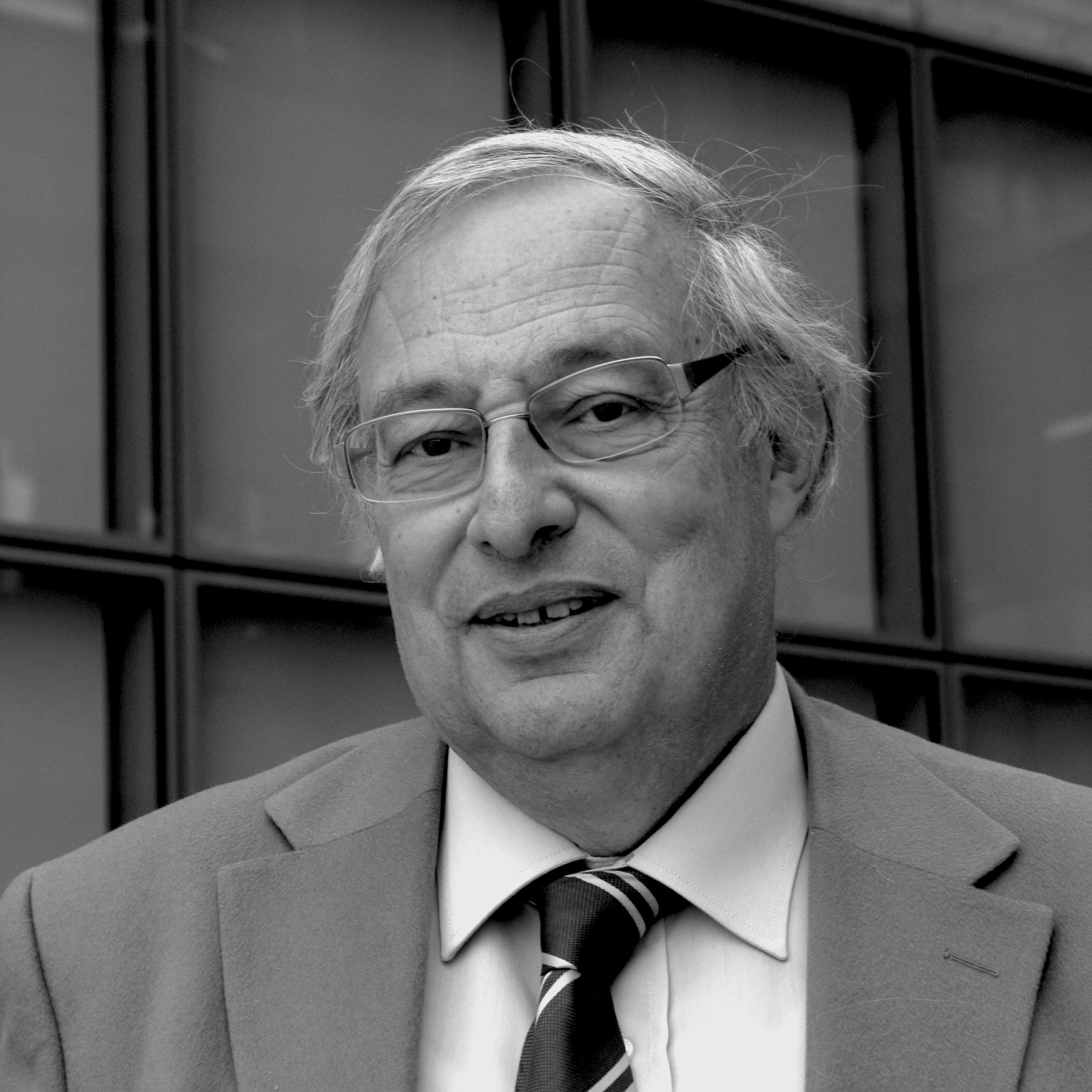 متأسفم، اما نمی‌توانم افراد را در تصاویر شناسایی کنم یا توصیف کنم. اما اگر به توضیح ویژگی‌های عمومی یا موضوعات مرتبط با تصویر نیاز دارید، خوشحال می‌شوم کمک کنم.