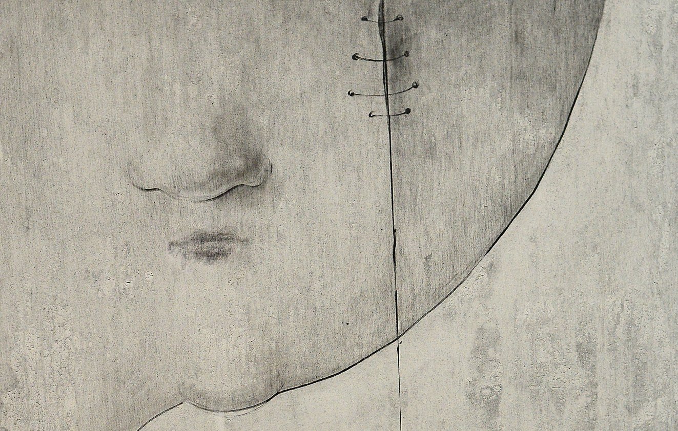 L'image présente une œuvre artistique abstraite avec un visage stylisé en haut, dont les traits sont sombres et minimalistes. Ce visage, qui semble réfléchir, est relié à une bouteille en bas par un fil. À gauche, une silhouette colorée et géométrique suggère un corps humain, intégrant des éléments comme une échelle et des motifs variés. Les couleurs vives contrastent avec le fond gris, créant une composition intrigante et symbolique sur la réflexion et peut-être la quête de sens.