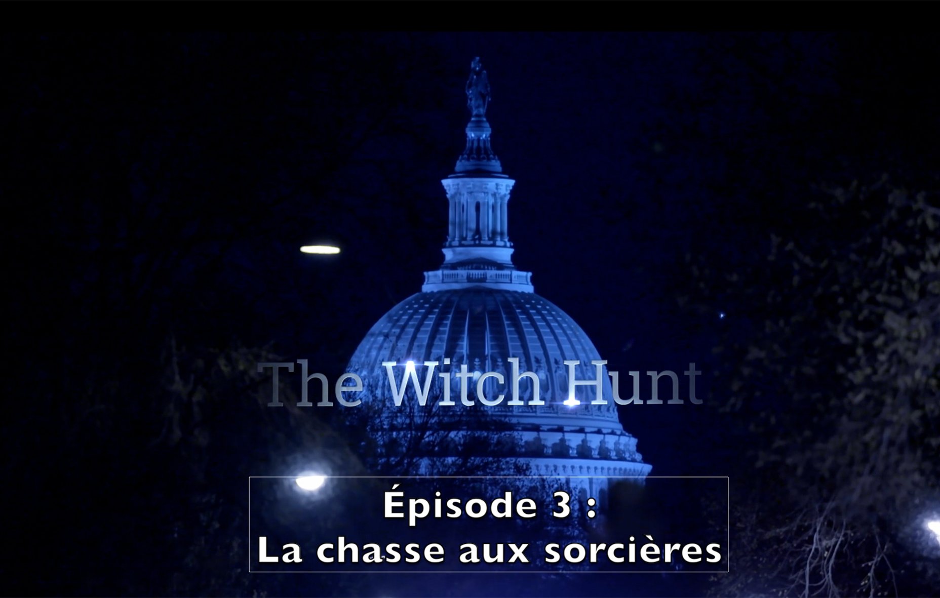 L'image montre une vue nocturne du dôme d'un bâtiment emblématique, probablement le Capitole. La lumière bleue éclaire la structure, créant une atmosphère dramatique. Au centre, le titre "The Witch Hunt" est visible, accompagné de "Épisode 3 : La chasse aux sorcières" en dessous, ce qui indique qu'il s'agit d'un extrait d'une série ou d'un documentaire lié à ce thème.