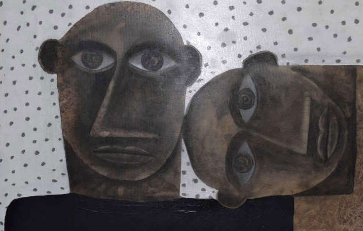 L'image représente une œuvre d'art abstraite ou figurative, mettant en avant deux visages stylisés qui semblent se regarder ou se rapprocher l'un de l'autre. Les visages ont des traits géométriques avec des yeux expressifs et des expressions neutres, et ils sont peints dans des tons de brun et de noir. L'arrière-plan est décoré de petits points noirs sur un fond clair, ajoutant une texture contrastante à l'ensemble. Les visages sont placés sur un fond sombre, ce qui met en valeur leur forme et leur couleur.