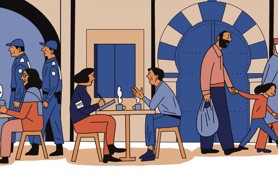 Scène de café animée avec des gens, des policiers et une famille marchant ensemble.