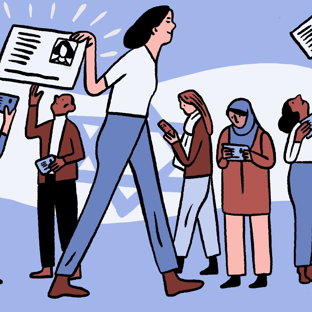 L'immagine mostra un gruppo di persone riunite in un ambiente che sembra essere legato alla comunicazione o all'informazione. Al centro, una figura alta e slanciata tiene in mano un grande foglio, mentre gli altri partecipanti, di diverse etnie e stili, osservano o interagiscono con dispositivi mobili. Alcuni di loro sollevano le mani come se stessero cercando di attirare l'attenzione, mentre altri sono intenti a leggere. Sullo sfondo, ci sono elementi grafici che richiamano l'idea di un contesto culturale o tematico specifico. L'atmosfera è vivace e comunicativa.