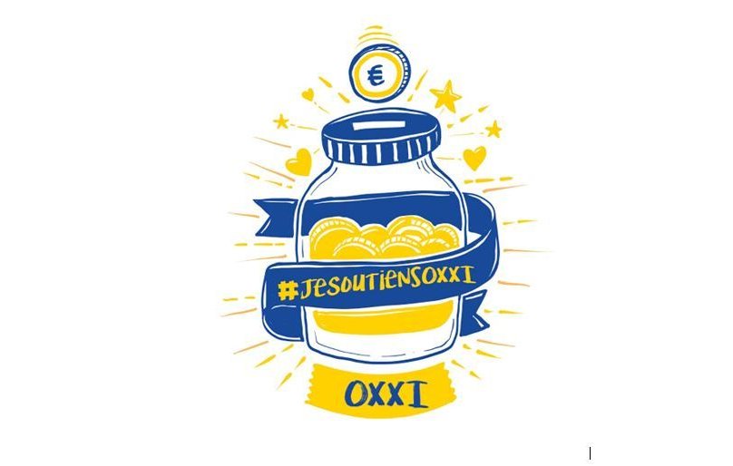 L'image présente un dessin stylisé d'un bocal transparent rempli de pièces de monnaie. Autour du bocal, on trouve des éléments graphiques tels que des étoiles et des cœurs. Un large bandeau bleu porte le hashtag « #je soutiens OXXI », et il y a également un symbole monétaire (€) en haut de l'image. Les couleurs dominantes sont le bleu et le jaune, créant un contraste vif et dynamique.