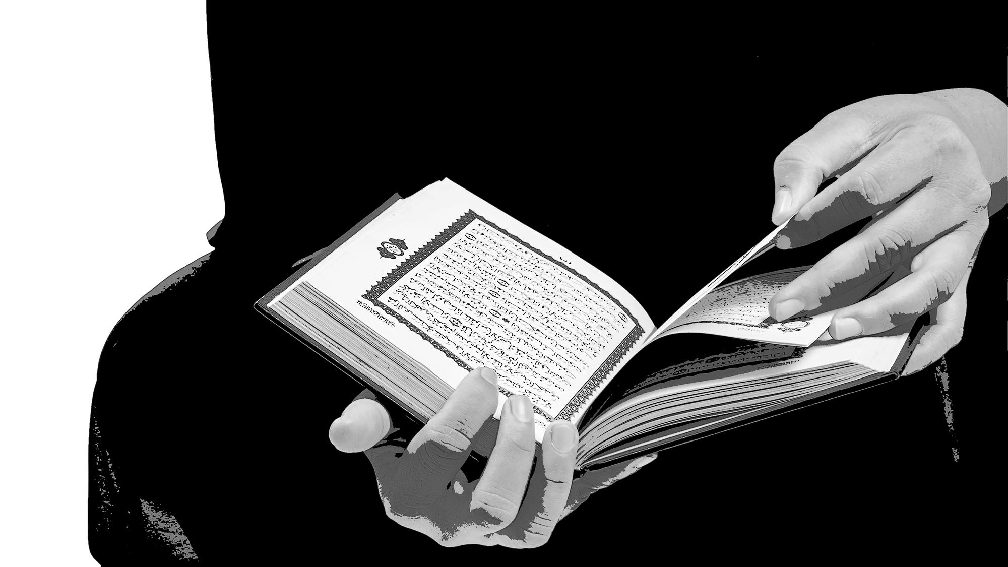 L'image montre une personne tenant un livre ouvert, probablement un texte sacré. Les mains sont bien visibles, feuilletant les pages, et l'arrière-plan est sombre, ce qui met en avant le livre. La combinaison entre les mains et le livre crée un contraste significatif, attirant l'attention sur l'acte de lire.