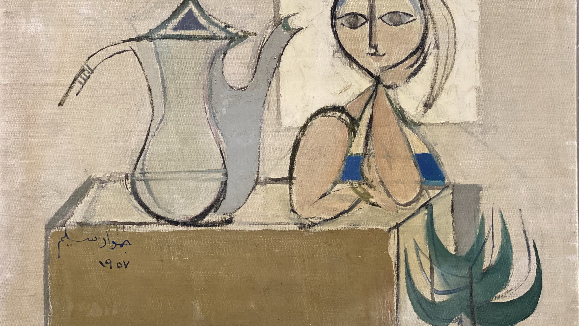 L'image représente une œuvre d'art abstraite. On y voit une figure féminine stylisée, avec des traits simplifiés et des yeux expressifs. À côté de cette figure, il y a un pichet aux contours fluides, également stylisé. La palette de couleurs est douce et très limitée, principalement composée de tons clairs, de bleus, et de beige. L'arrière-plan est minimaliste, mettant l'accent sur les formes et les lignes. La composition évoque une atmosphère tranquille et introspective.