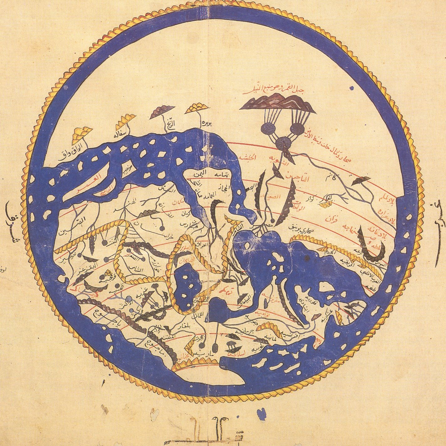 L'image représente une carte médiévale, probablement d'inspiration arabe, illustrant une vue du monde. À l'intérieur d'un cercle, on aperçoit des côtes, des rivières et des montagnes. Les régions sont souvent indiquées par des inscriptions en arabe, avec des éléments décoratifs ajoutant une touche artistique. Les couleurs bleu et doré dominent, accentuant les détails des terres et des eaux. Ce type de carte reflète la connaissance géographique et les croyances de l'époque.
