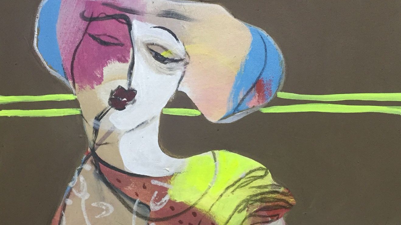 L'image représente une œuvre d'art abstraite. On y voit une figure féminine stylisée, avec des formes fluides et des couleurs vives. Les traits du visage sont simplifiés et expressifs, et les vêtements présentent des motifs variés, comme des taches et des formes géométriques. L'arrière-plan est dans des tons bruns, mettant en contraste les couleurs éclatantes de la figure principale. L'ensemble crée une sensation d'harmonie et de dynamisme, typique de l'art moderne.