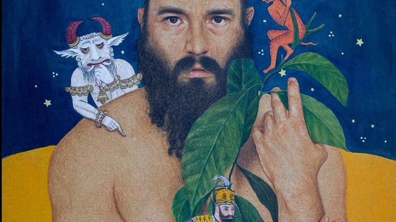 L'image représente un homme nu, assis en position centralisée, tenant une grande plante verte. Autour de lui, deux figures fantastiques sont intégrées à l'œuvre : une créature avec des cornes et un personnage ressemblant à un démon, tous deux posant sur ses épaules ou à proximité. L'arrière-plan est coloré en bleu profond, parsemé d'étoiles, ce qui évoque une ambiance mystique ou onirique. La composition mélange des éléments de la nature avec des personnages mythologiques, créant une esthétique riche et intrigante.