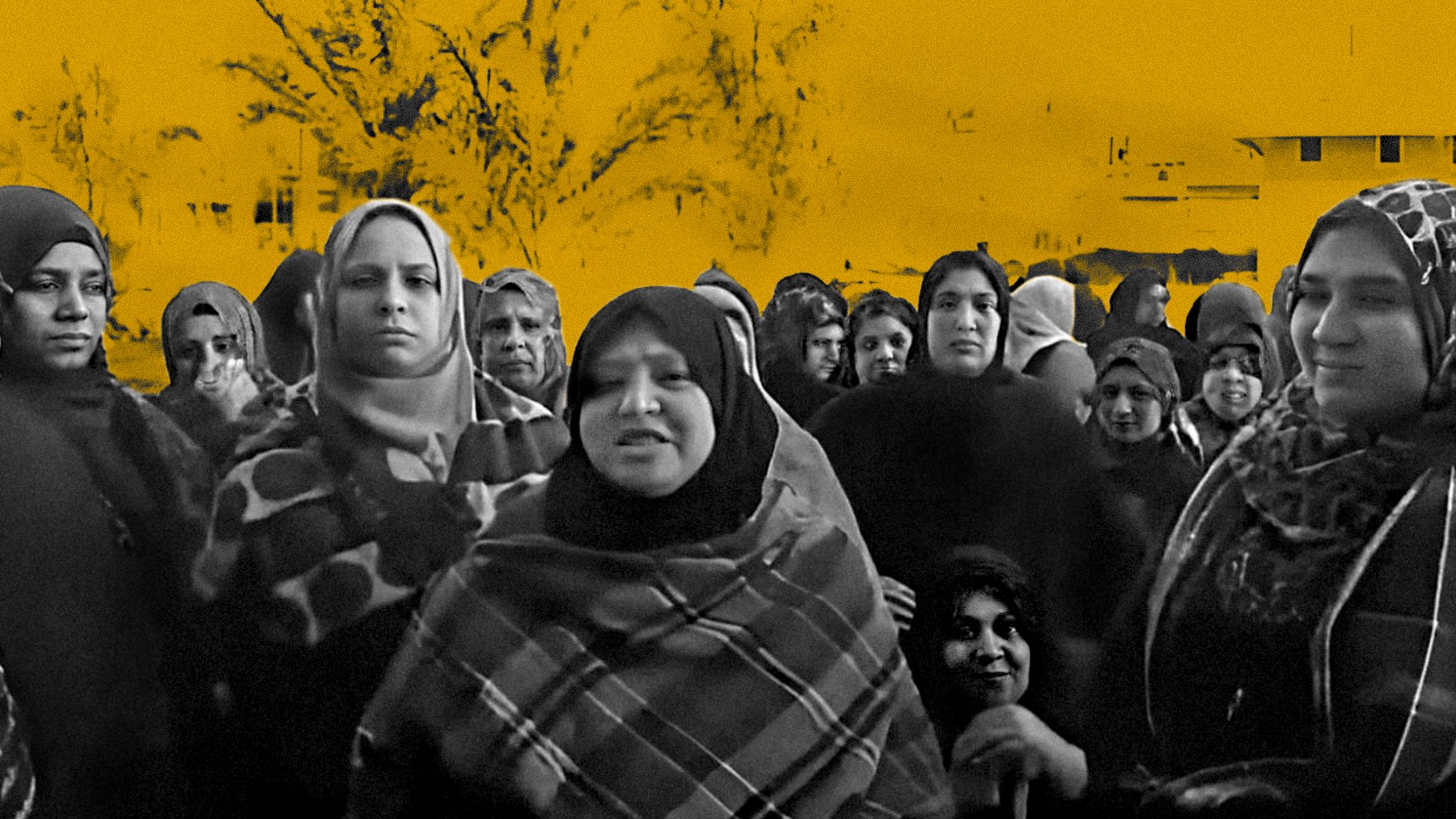 L'image montre un groupe de femmes, vraisemblablement en train de discuter ou de manifester. Elles portent des vêtements traditionnels et des foulards. Le fond est dominé par une teinte orange, ce qui crée un contraste avec les silhouettes des femmes. Leur expression semble sérieuse, et l'ensemble de l'image évoque une atmosphère de solidarité ou de revendication.