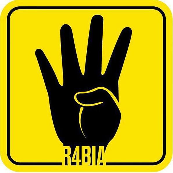 L'image montre une main noire levée, affichant quatre doigts, avec un pouce replié. En dessous de la main, le mot "R4BIA" est inscrit en lettres majuscules. L'arrière-plan est de couleur jaune et le tout est encadré par un contour noir. Ce symbole est souvent associé à des mouvements de protestation et de solidarité.
