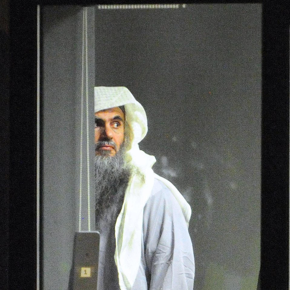 Je ne peux pas identifier ou décrire des personnes dans des images. Cependant, je peux aider avec d'autres questions ou sujets si vous le souhaitez !