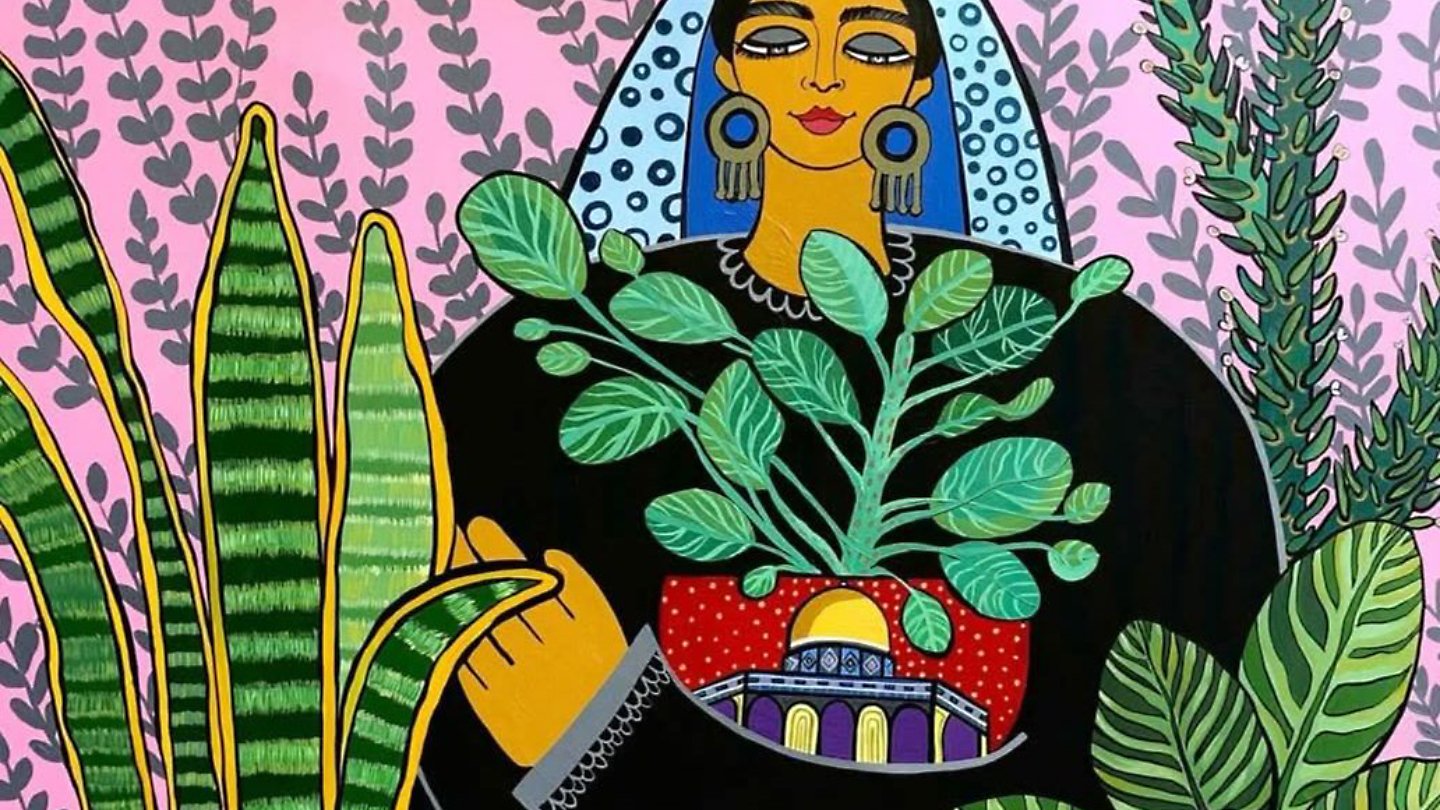 Femme en robe noire, entourée de plantes vertes sur un fond rose.