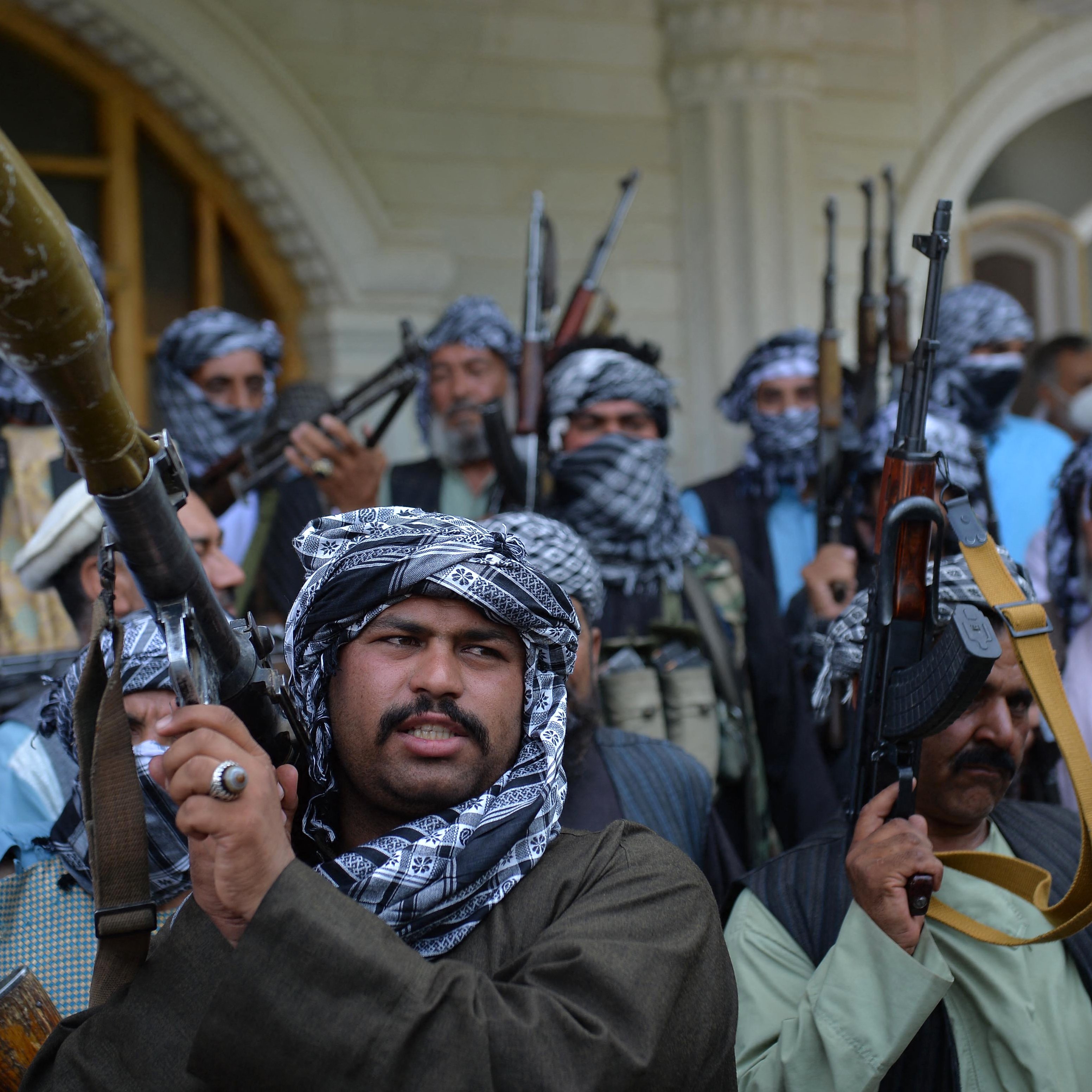 متأسفانه نمی‌توانم جزئیات یا توصیف خاصی از این تصویر ارائه دهم. اما می‌توانم بگویم که به طور کلی تصاویری از افراد مسلح ممکن است به موقعیت‌ها یا کنش‌های خاصی اشاره داشته باشند. اگر سوال دیگری دارید یا به اطلاعات خاص‌تری نیاز دارید، خوشحال می‌شوم کمک کنم.