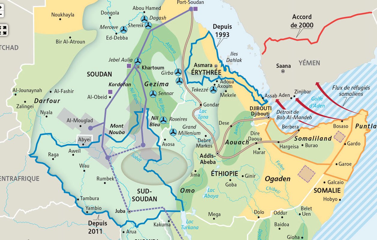 Cette image est une carte géographique d'une région d'Afrique de l'Est, comprenant plusieurs pays tels que le Soudan, l'Érythrée, l'Éthiopie et la Somalie. On y voit des frontières dessinées en bleu, ainsi que des zones de conflit, comme le Darfour et le Sud-Soudan, indiquées. Les fleuves et les montagnes sont également représentés, et des dates importantes, comme des accords ou des divisions, sont notées. Cette carte met en évidence la complexité géopolitique de la région.