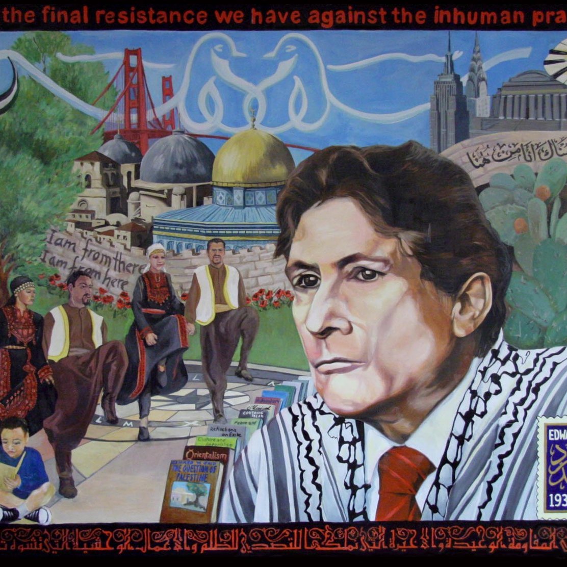 L'image présente une œuvre d'art qui combine divers éléments symboliques et culturels. Au centre, on peut voir un portrait d'homme avec une expression sérieuse, possiblement un intellectuel ou un militant. En arrière-plan, il y a des paysages emblématiques, tels que des bâtiments connus et des monuments. Des motifs et des écritures arabes enrichissent la composition, ajoutant de la profondeur culturelle. Le tout semble évoquer des thèmes liés aux droits de l'homme, à la résistance et à l'identité culturelle. Des figures humaines en costume traditionnel ajoutent une dimension historique à l'ensemble.